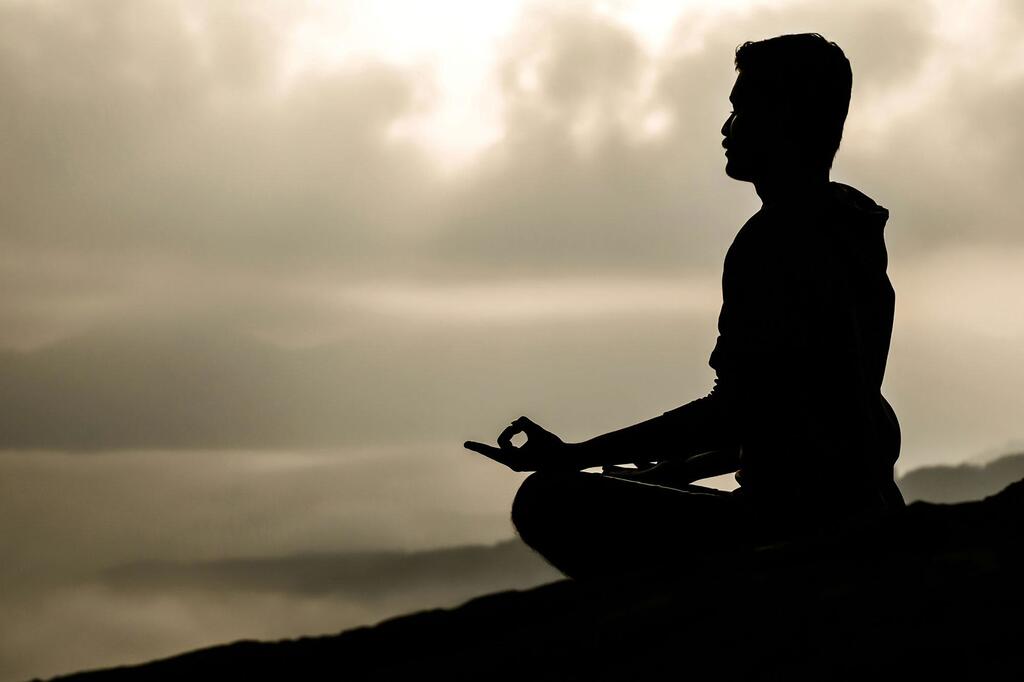 Наиболее признанное определение медитации в целом описывает ее как практику, в которой человек использует такие техники, как осознанность, сосредоточенное внимание или концентрация мысли, в целях тренировки ума и достижения состояния ясности разума, эмоционального спокойствия и физического расслабления.